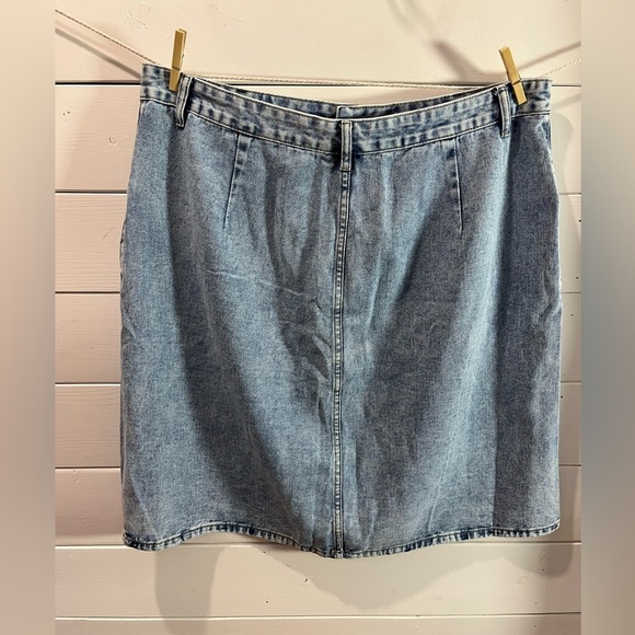 Light Wash Denim Skirt – 3XL – Button Front - Picture 4 of 7